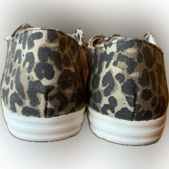 Ladies, leopard print canvas shoes. Size 7 up to 7 1/2 - Picture 4 of 9